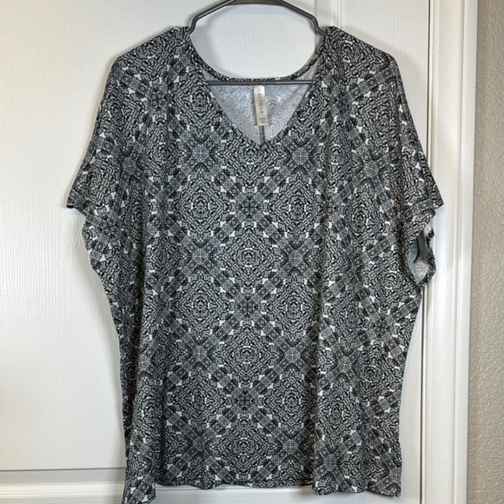 Plus Size Cacique White Black Geometric S/S Blouse Size 18/20 EUC #2521
